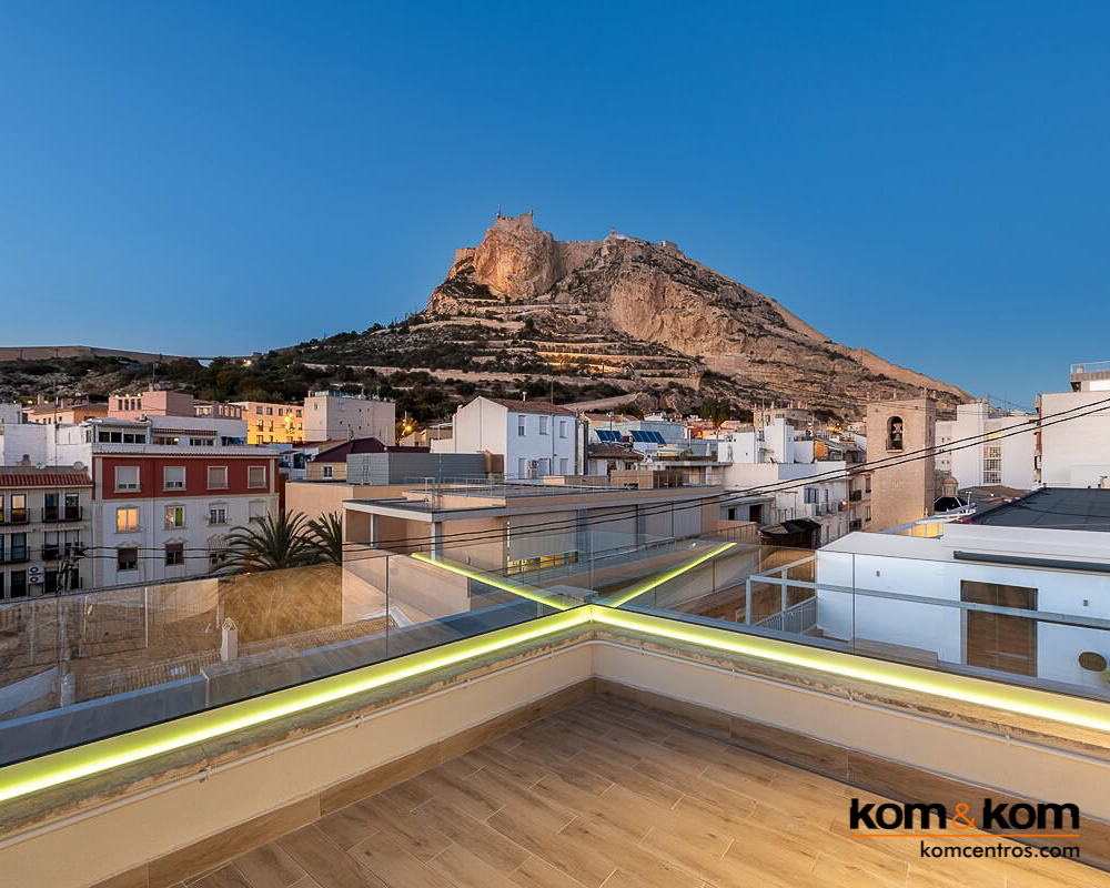 Highbar: Terraza Chill Out en la Azotea del hotel Odissey Room en el centro de Alicante. Proyecto Integral de Kom&Kom